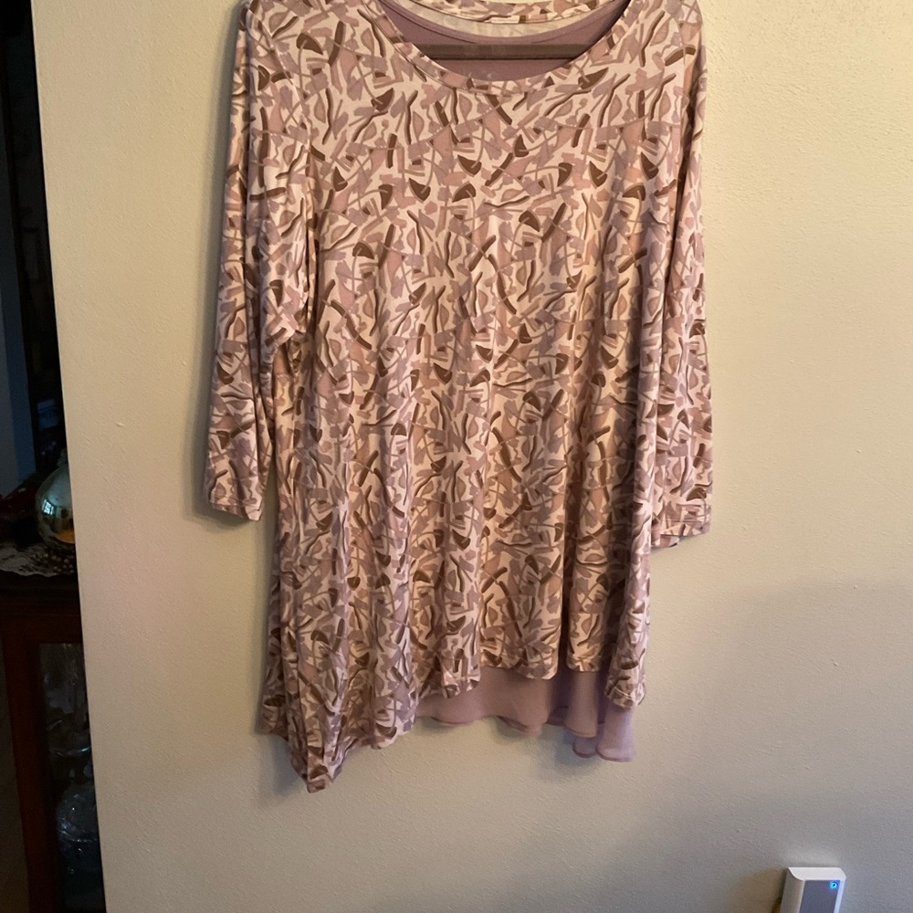 3/4 sleeve top w/lavender tank attached.
Chiffon at bottom of tank hangs below